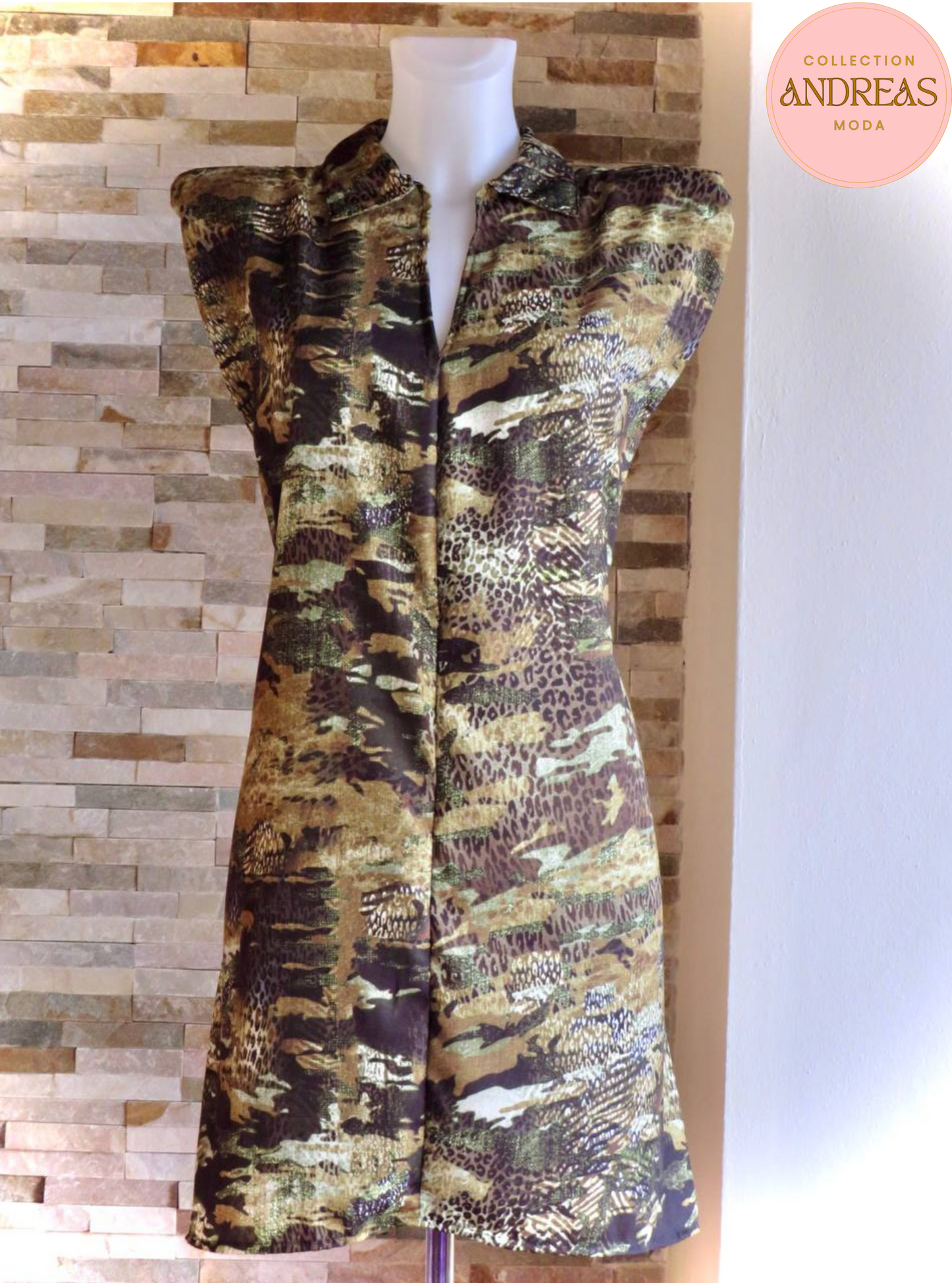 Vestido corto con hombreras