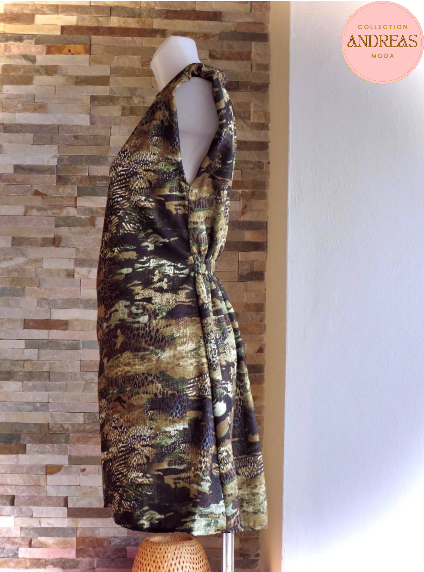 Vestido corto con hombreras