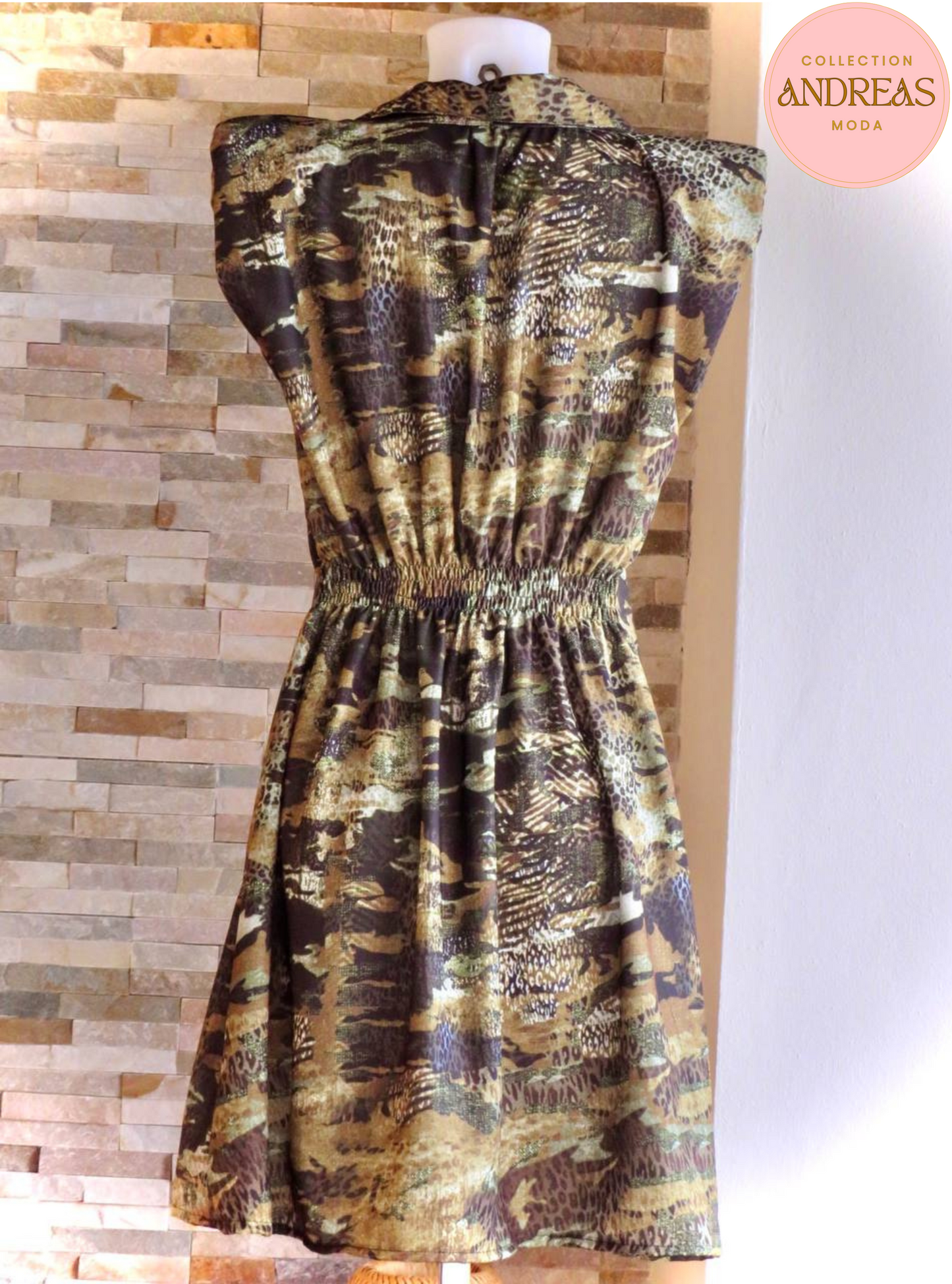 Vestido corto con hombreras