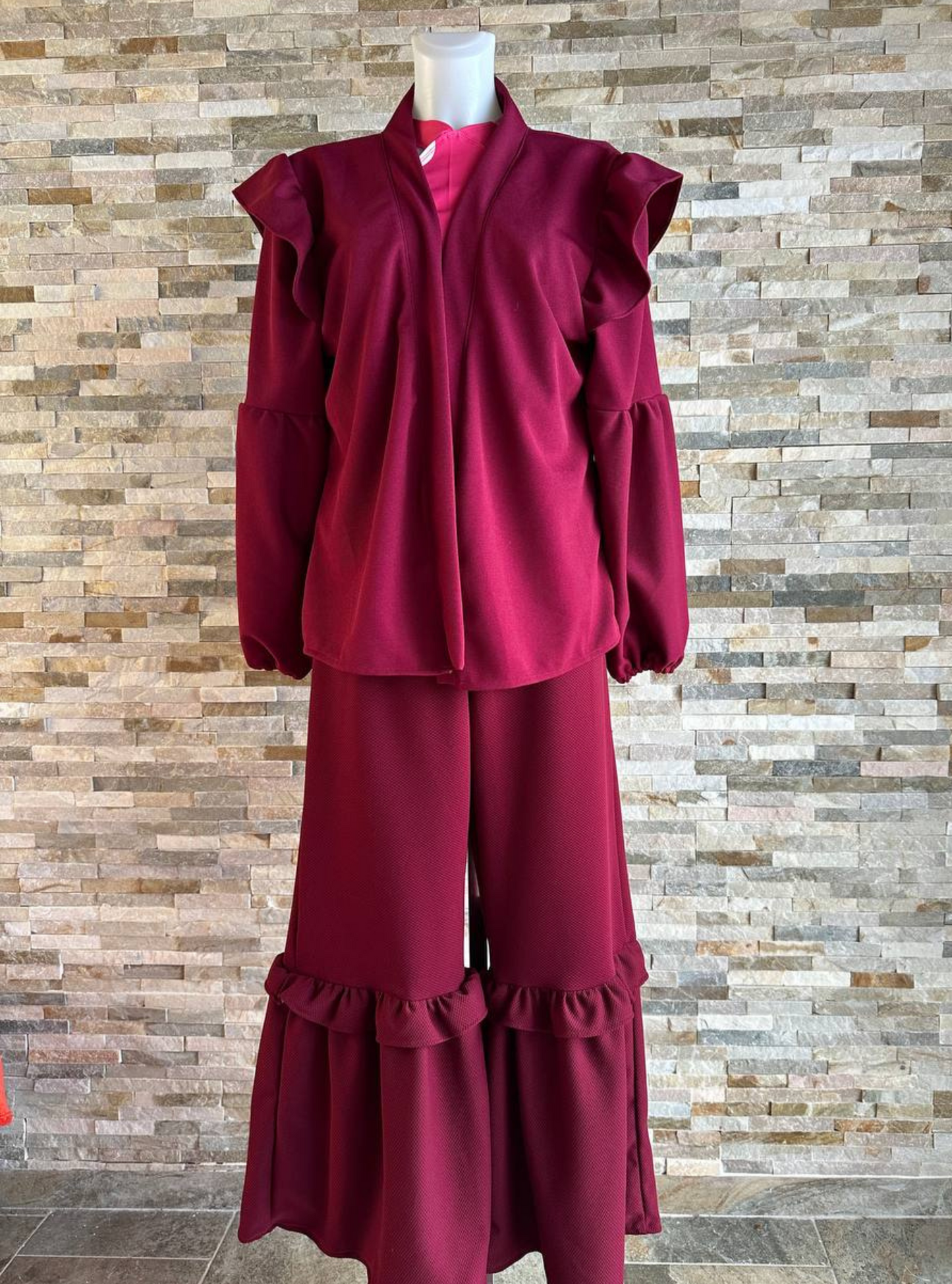 Conjunto de chaqueta y pantalon volantes vinotinto