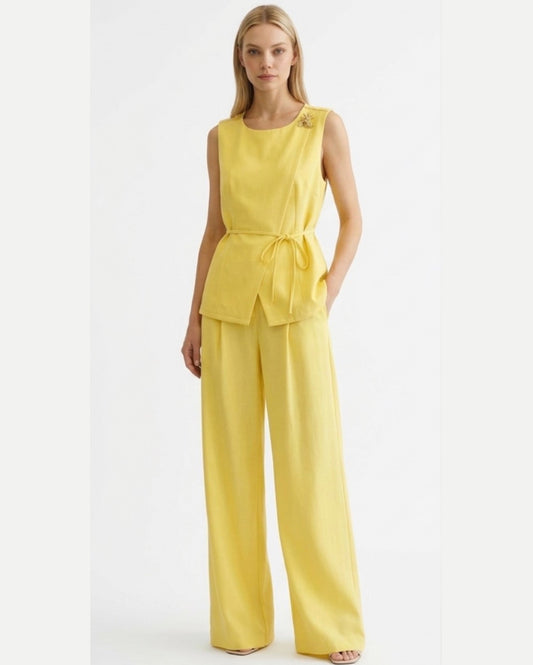 Conjunto Dos Piezas Amarillo: Top Cruzado Peplum con Cinturón y Pantalón Wide Leg